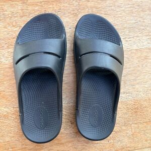 Oofos Ooahh Recovery Slides in Black